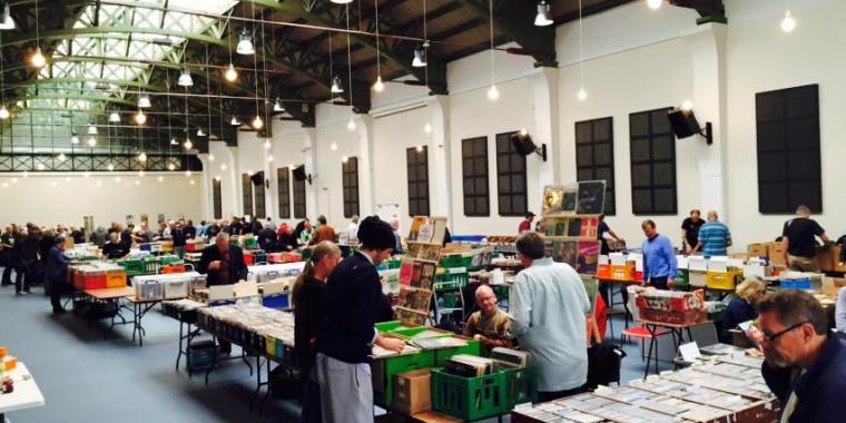 Gør et kup på vinylplader, når plademesse fejrer rund fødselsdag i Nørrebrohallen