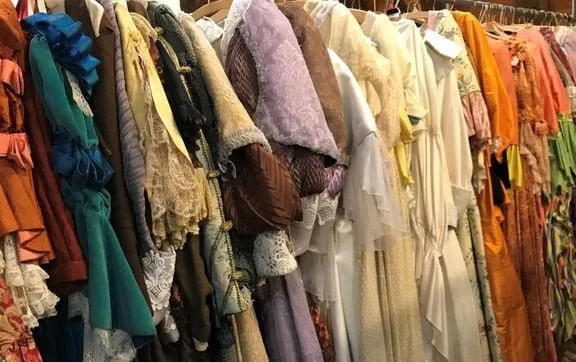 Spektakulære kjoler, kapper og rekvisitter sættes til salg: Det Kongelige Teater holder loppemarked