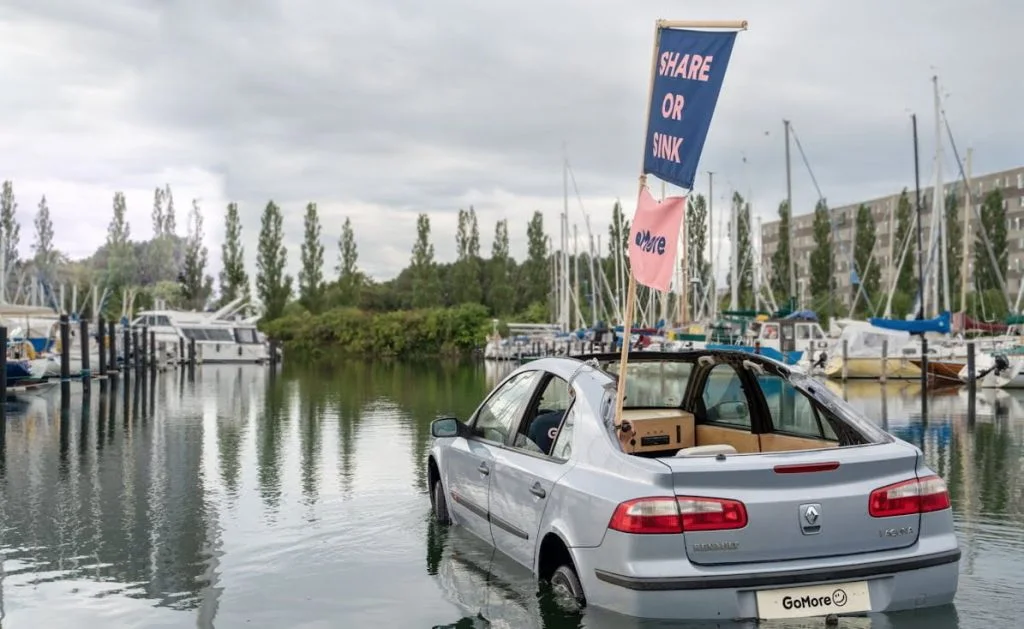 Klimaopråb: Der flyder en bil rundt i havnen