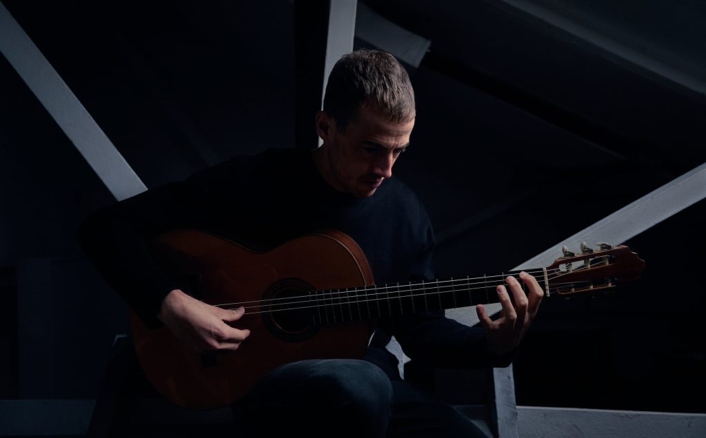 Den britiske singer-songwriter, Charlie Cunningham, besøger DR Koncerthuset, Studie 2 torsdag 8. februar 2024