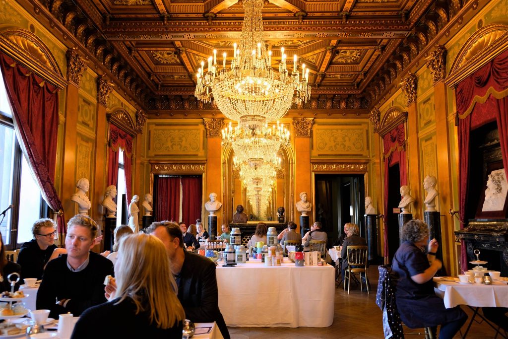 Det Kongelige Teater byder på klassisk afternoon tea: Drik te med strittende lillefinger og spis kager til du revner