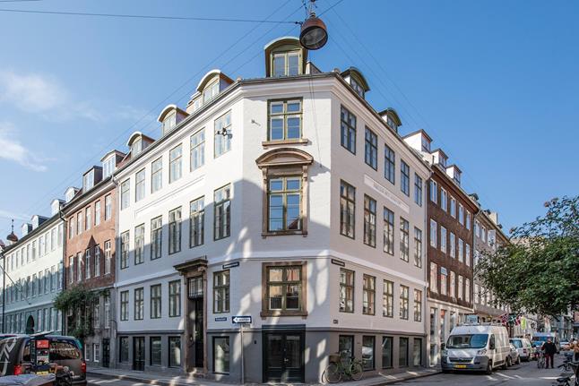 Næstdyreste på boligmarkedet i København: 220 år gammel ejendom i Brolæggerstræde sat til salg