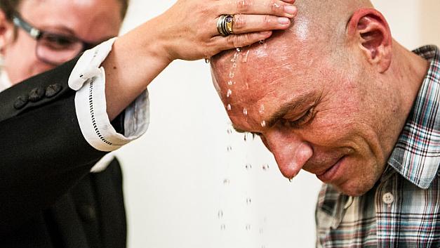 Nu kan du blive lyndøbt på Vesterbro Torv: Kirke inviterer alle til drop-ind-dåb