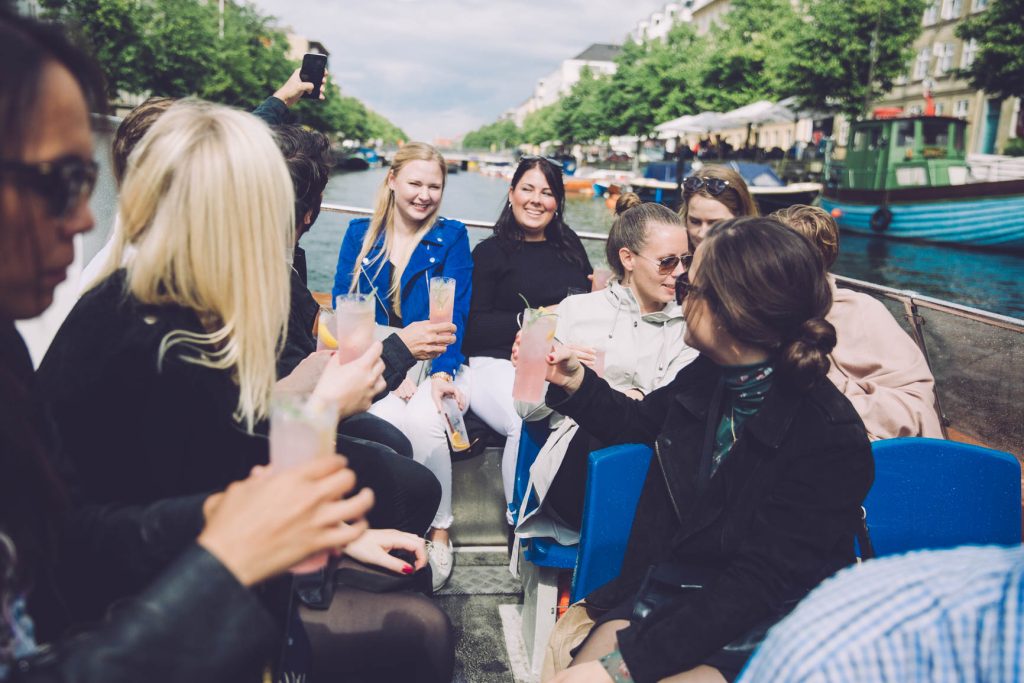 Tag med på gin & tonic-cruise fra Nyhavn
