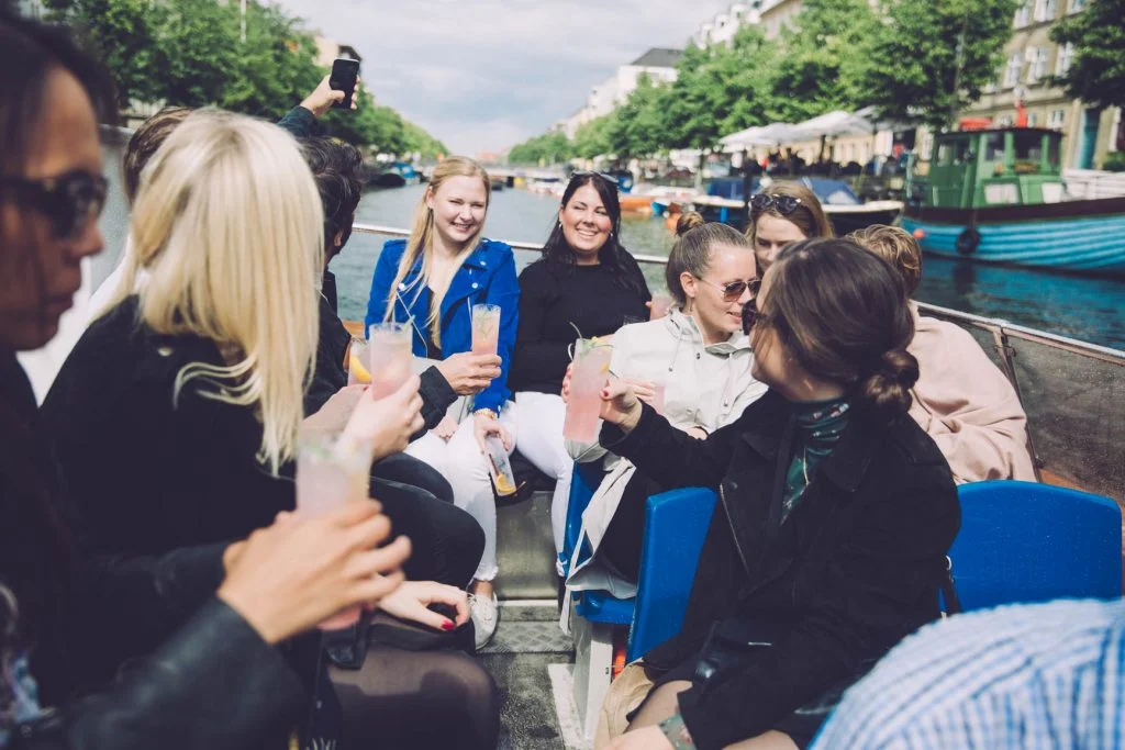 Tag med på gin & tonic-cruise fra Nyhavn