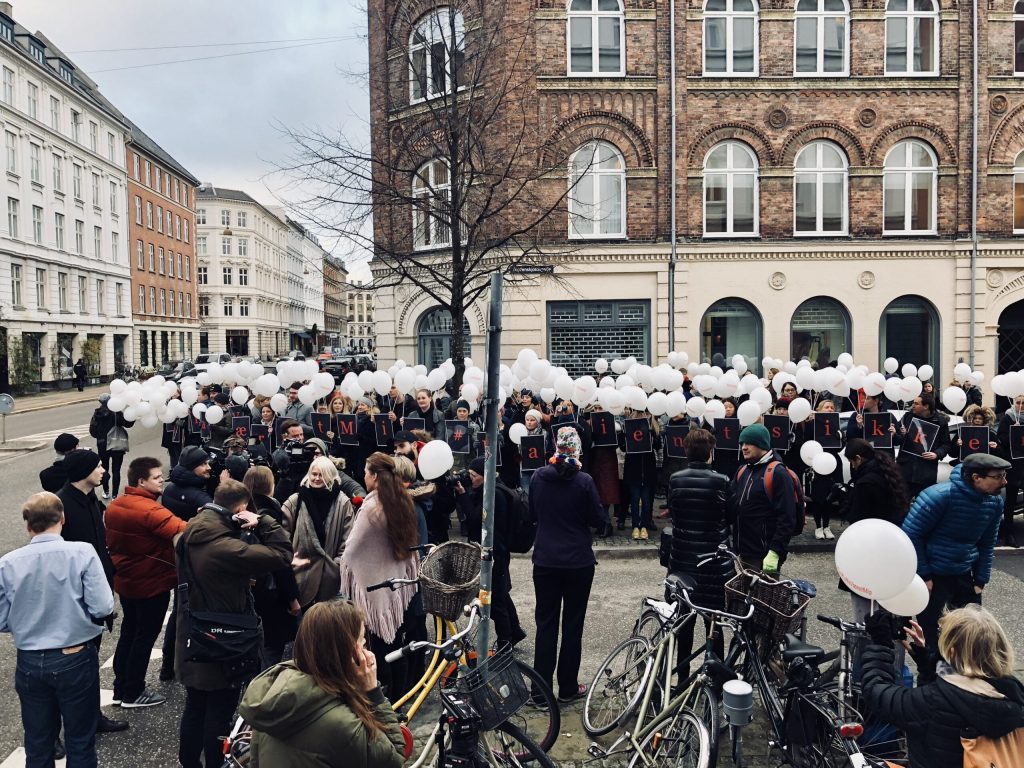 Stor demonstration i Indre By: Læger protesterer over pressede arbejdsforhold efter patients død