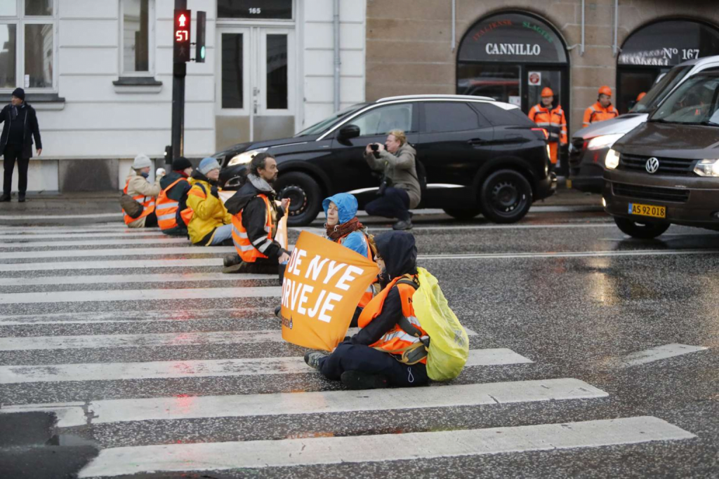 Klimaaktivister lammer trafikken i Hellerup