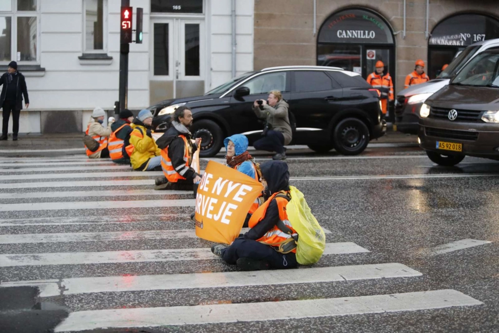 Klimaaktivister lammer trafikken i Hellerup