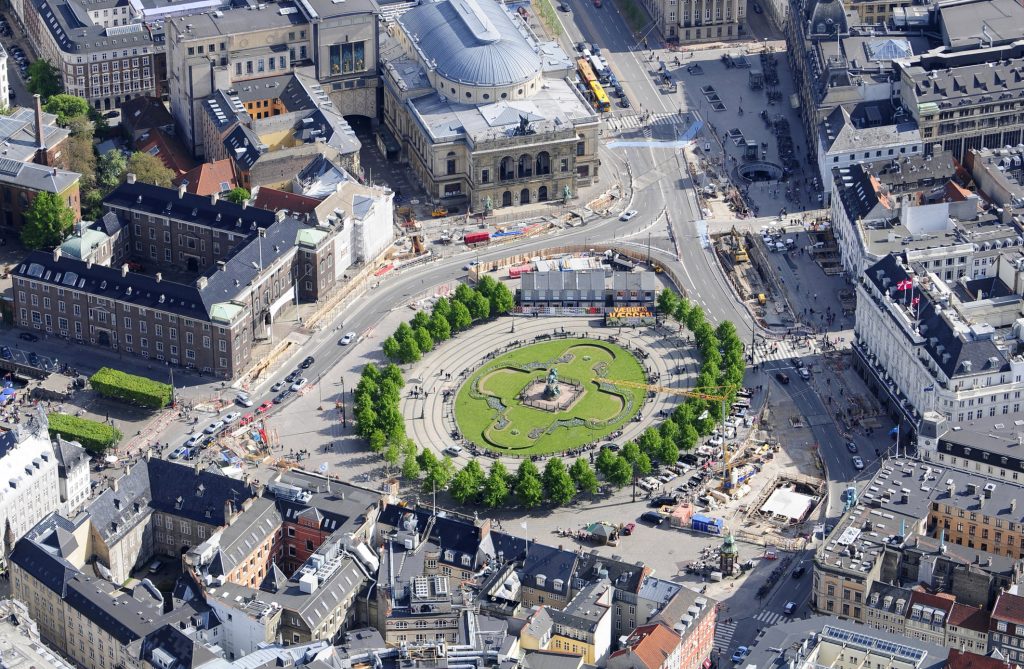 Det grønne metrohegn på Kongens Nytorv bliver pillet ned i denne uge