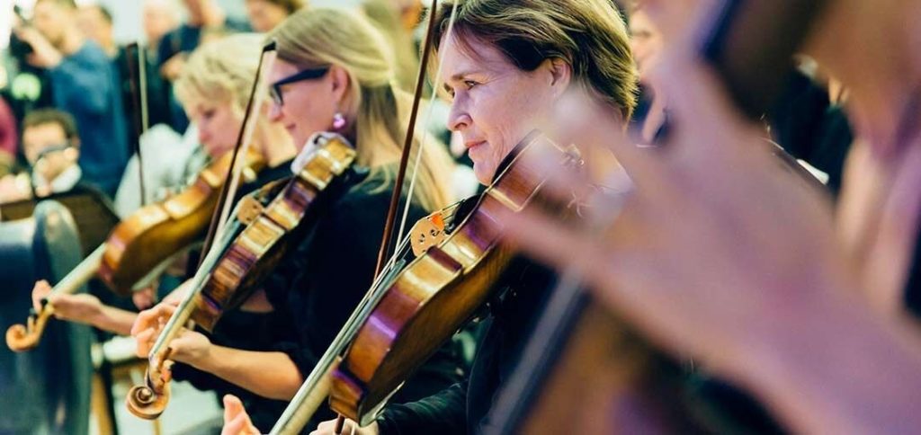 Kom i julestemning: Luciaoptog og kæmpe julekoncert med 300 korsangere på Fisketorvet
