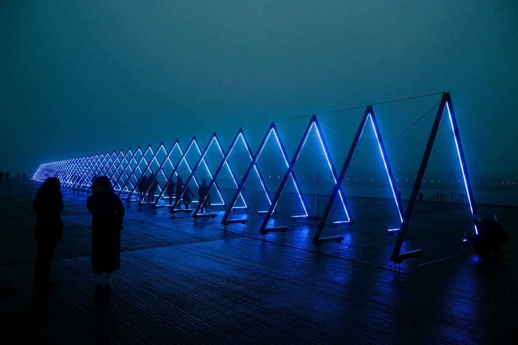 Populær lysinstallation vender tilbage til København: Gå igennem The Wave på Ofelia Plads