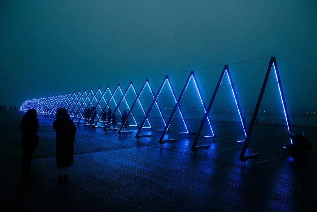 Populær lysinstallation vender tilbage til København: Gå igennem The Wave på Ofelia Plads