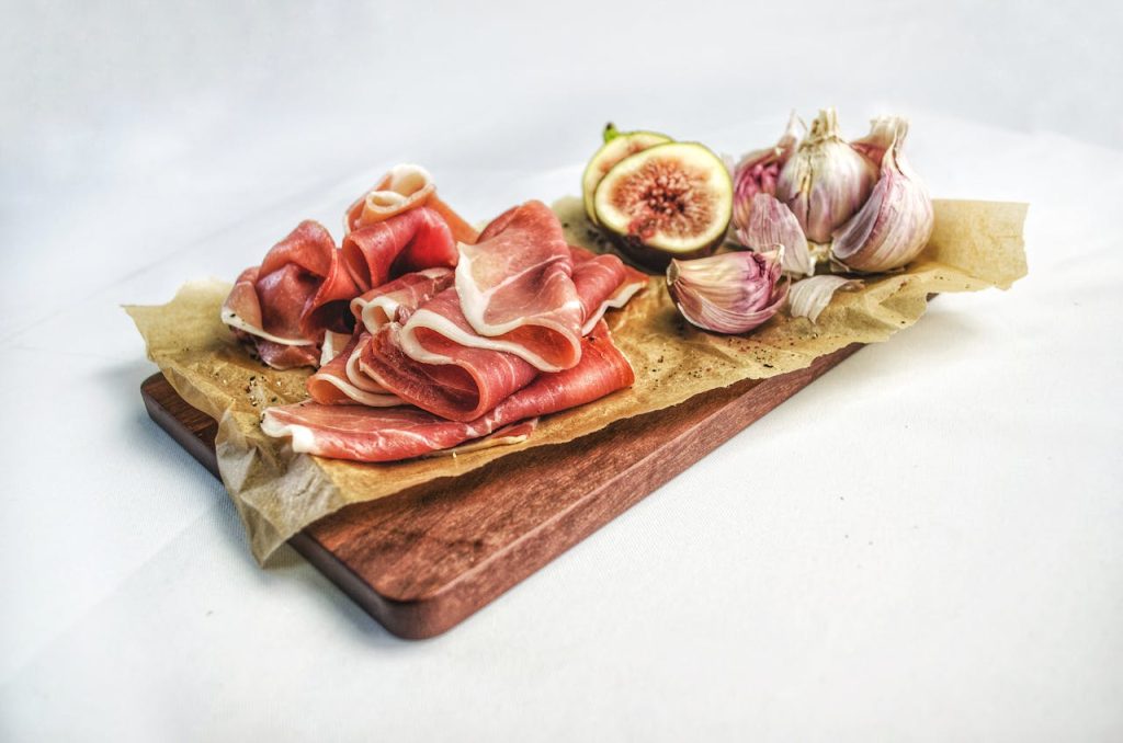 Gourmetsalat med parmaskinke og bær: En smagfuld kombination af sødt og salt