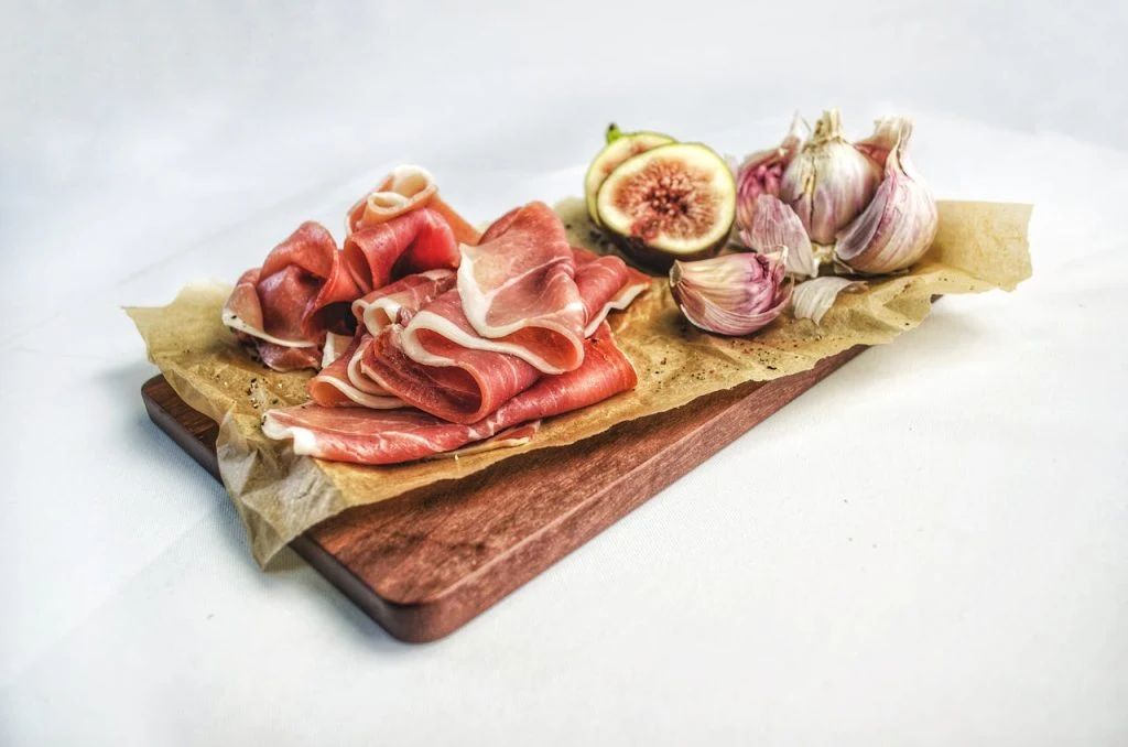 Gourmetsalat med parmaskinke og bær: En smagfuld kombination af sødt og salt