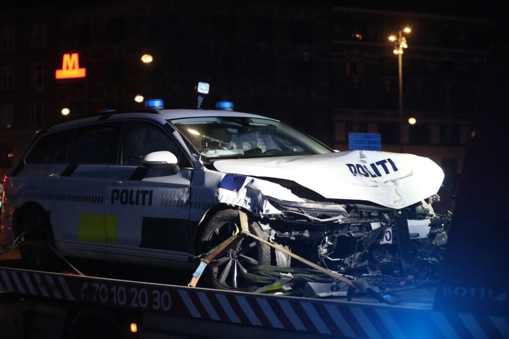 Fire betjente endte på hospitalet efter vild biljagt: 58-årig anholdt