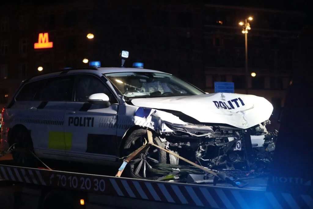 Fire betjente endte på hospitalet efter vild biljagt: 58-årig anholdt