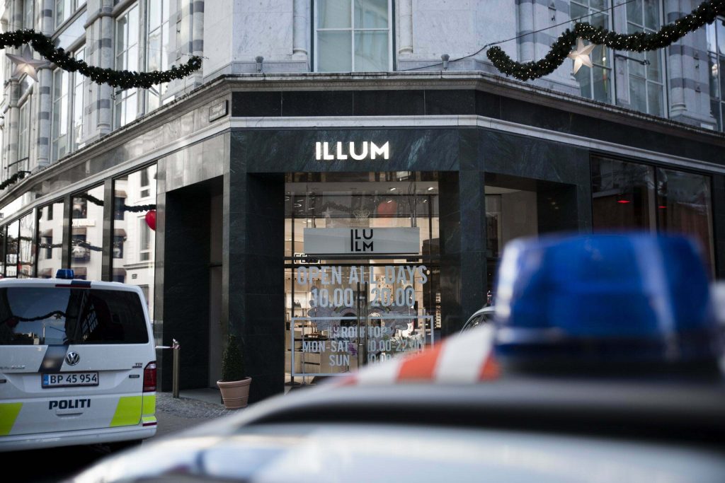 Voldsomt røveri i Illum: Tre mørkklædte mænd løsnede skud
