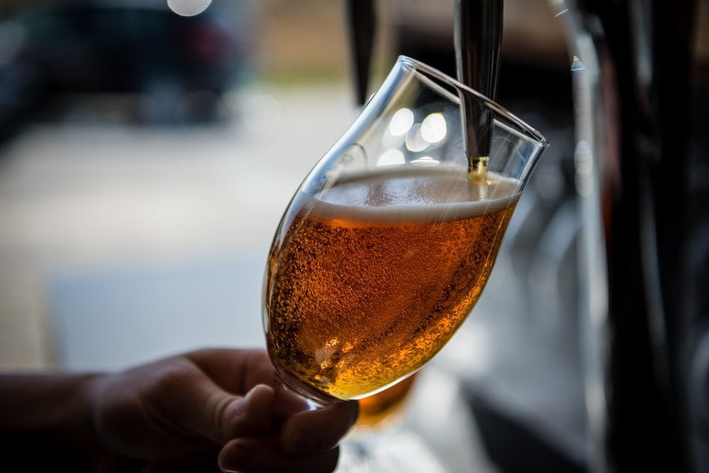 Carlsberg lover kvajebajer til danske fodboldfans i lufthavnen efter kæmpe bommert