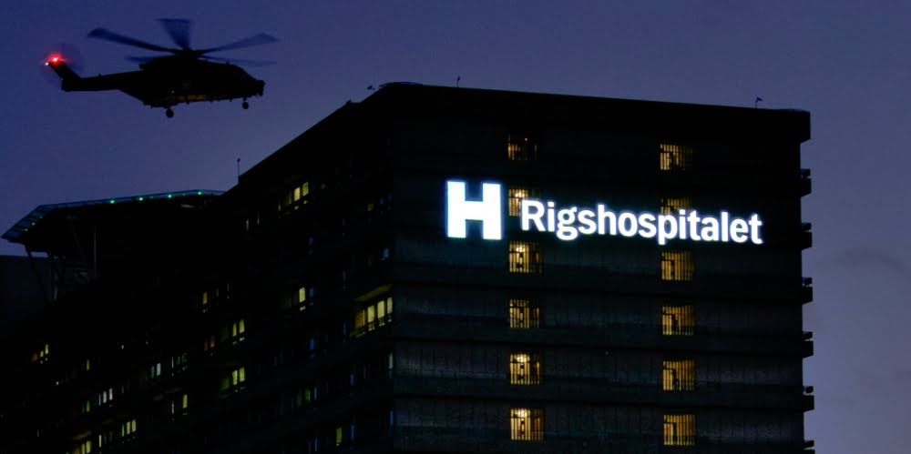 Beboere raser over nyt skilt på Rigshospitalet – skarpt lys generer naboerne voldsomt