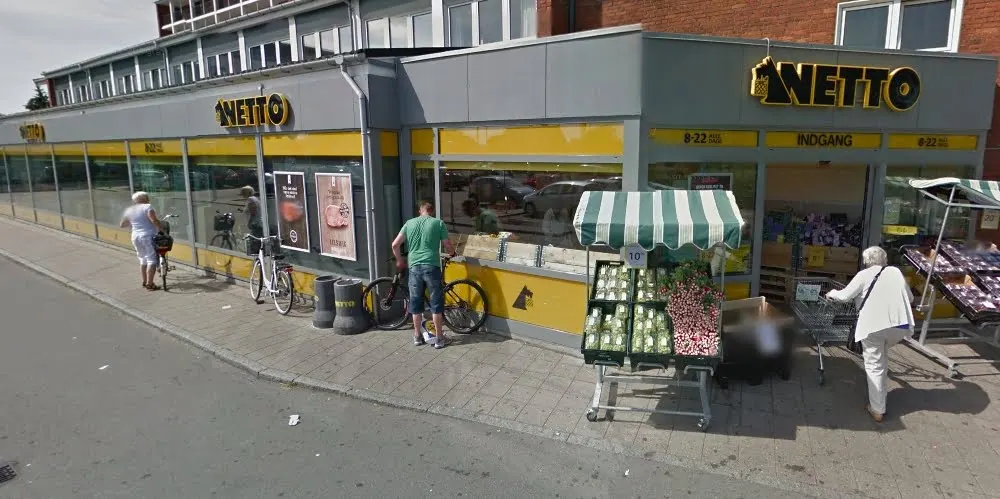 81-årig blev forfulgt af mand i Netto på Amager – ansatte måtte følge hende ud af butikken