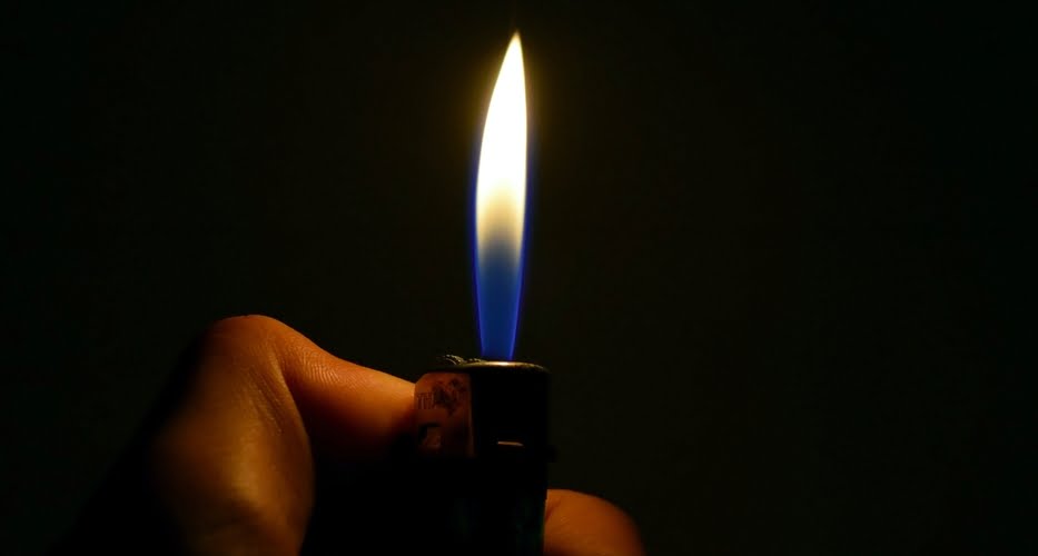 Forældre og søster anklaget: Forsøgte at brænde 15-årig drengs tunge med lighter