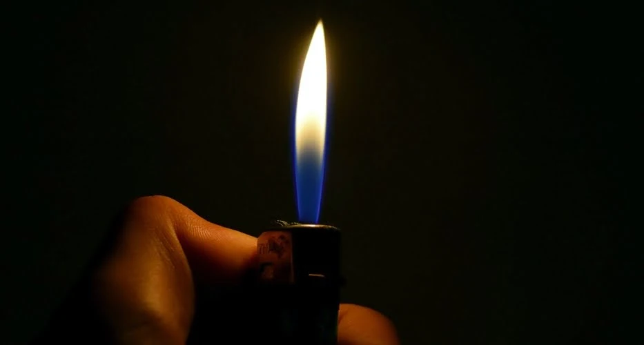 Forældre og søster anklaget: Forsøgte at brænde 15-årig drengs tunge med lighter