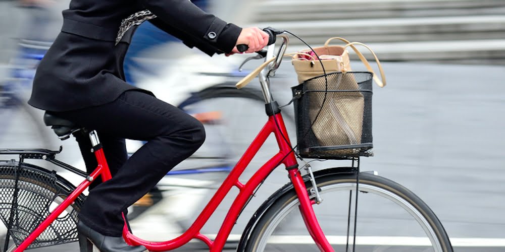 Mand stjal computer fra kvindes cykelkurv ved Kastellet: Forbipasserende kom straks til undsætning