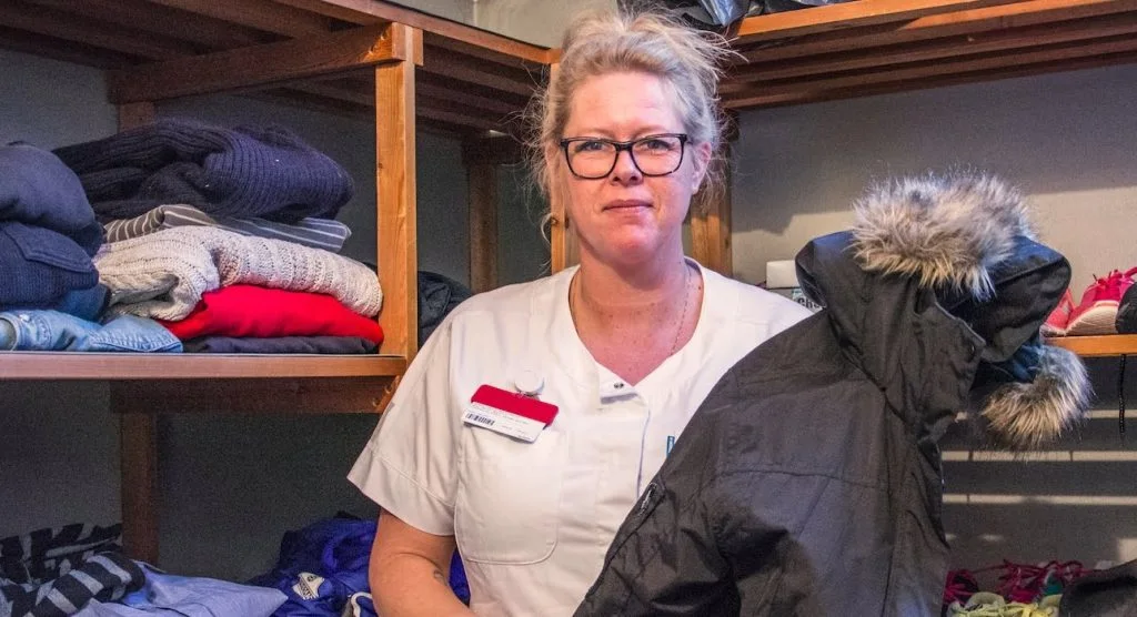 Sygeplejersken Maria indsamler tøj fra kolleger, så udsatte patienter kan holde varmen, når de bliver udskrevet