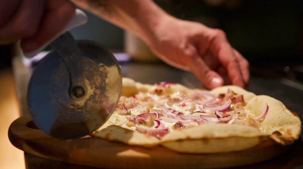 Fransk café byder på friske croissanter og tarte flambée med havneudsigt på Krøyers Plads