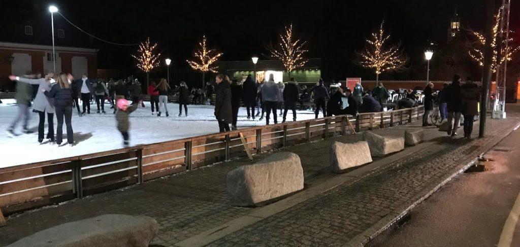 Ny terrorsikring omkring skøjtebanen på Frederiksberg Runddel: ‘Det er hovedrystende’