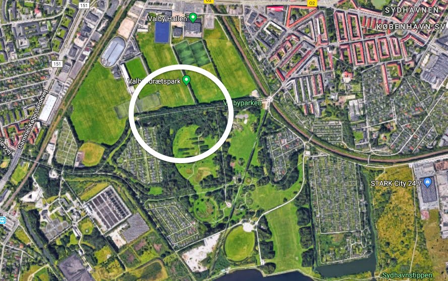 LIGE NU: Nyfødt pige fundet på parkeringplads i Valbyparken