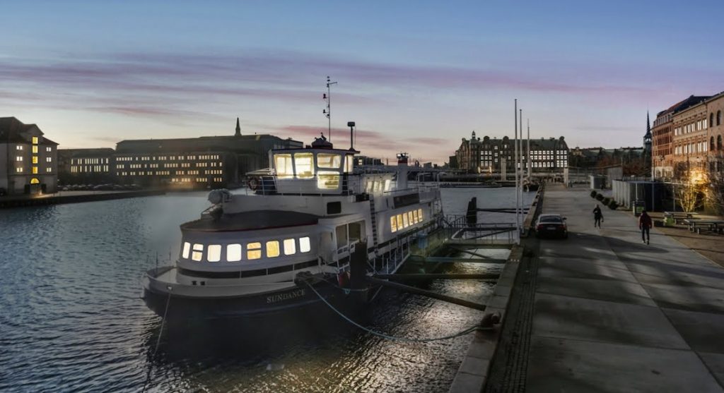 Flydende luksus til 10 millioner: Landets dyreste husbåd ligger i Københavns Havn