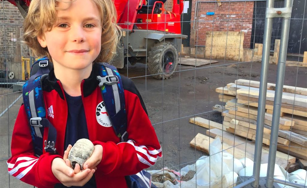 7-årige Julius fandt forhistorisk forstenet dyr i skolegården på Østerbro