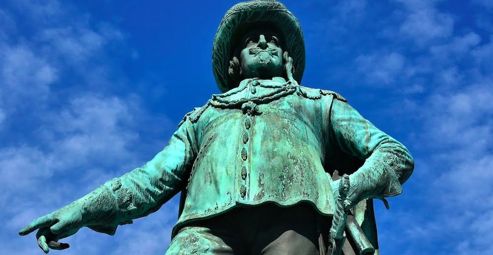 Udskældt statue af Christian IV bliver opstillet foran Børsen: ‘Den hører ikke hjemme’