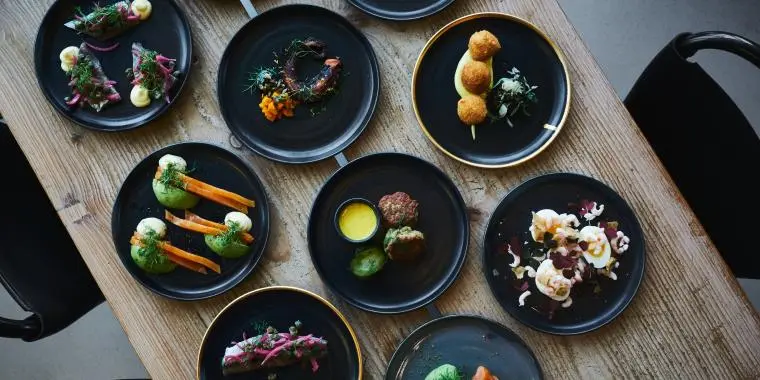 Grillet blæksprutte og lune luksusdeller på Tang: Den Blå Planet har åbnet fornem fiskebistro