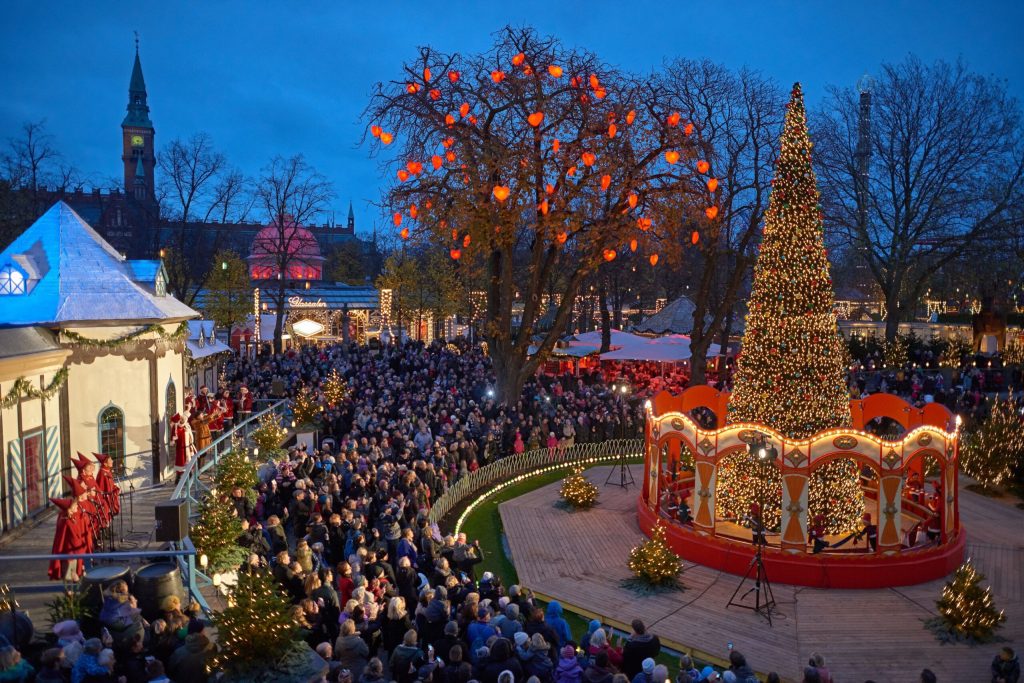 Tivoli skyder julen i gang: Det store juletræ tændes på lørdag – og du er inviteret